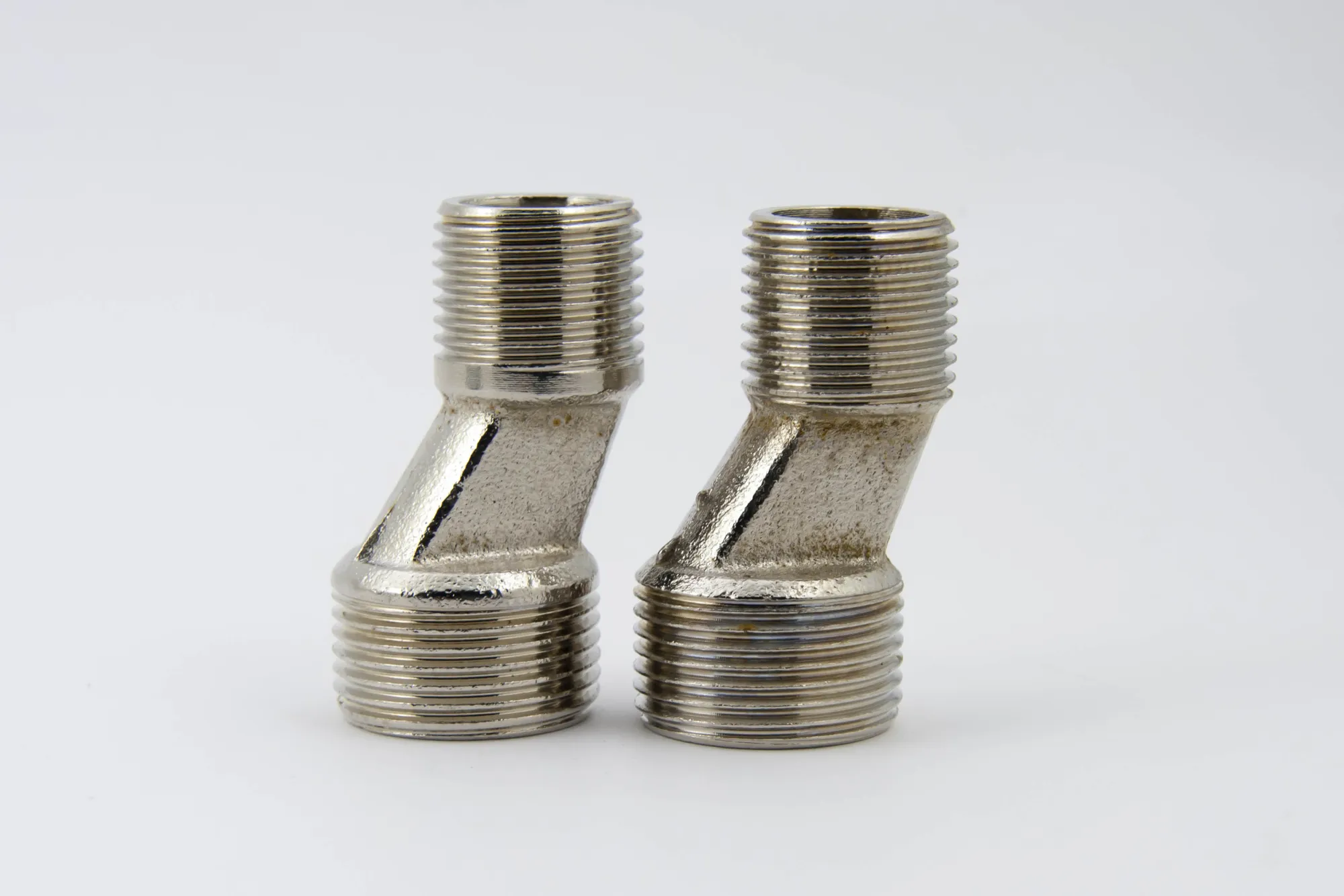 Двухвентильный смеситель для ванны с коротким изливом (2)