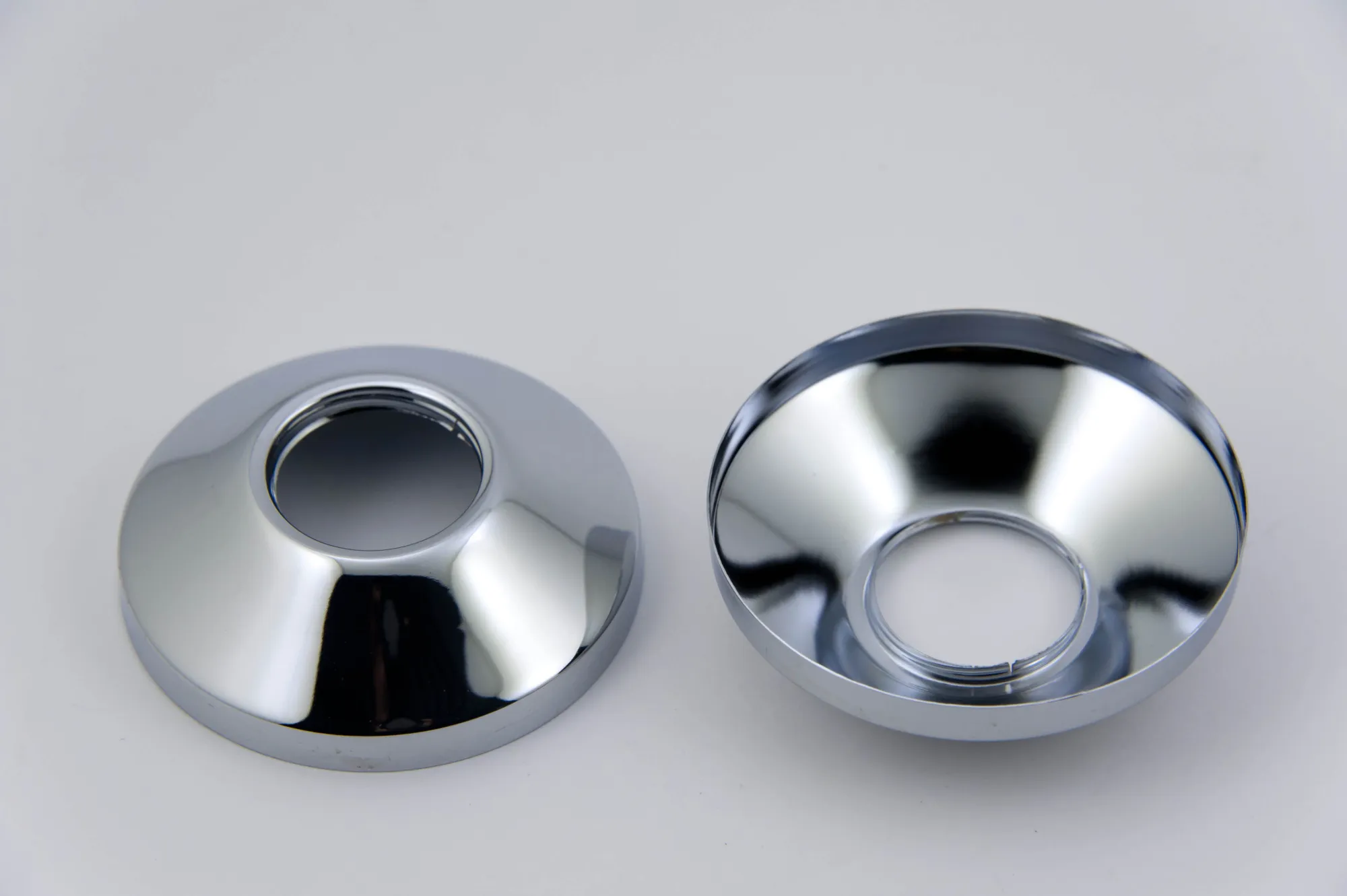 Двухвентильный смеситель для ванны с коротким изливом (3)